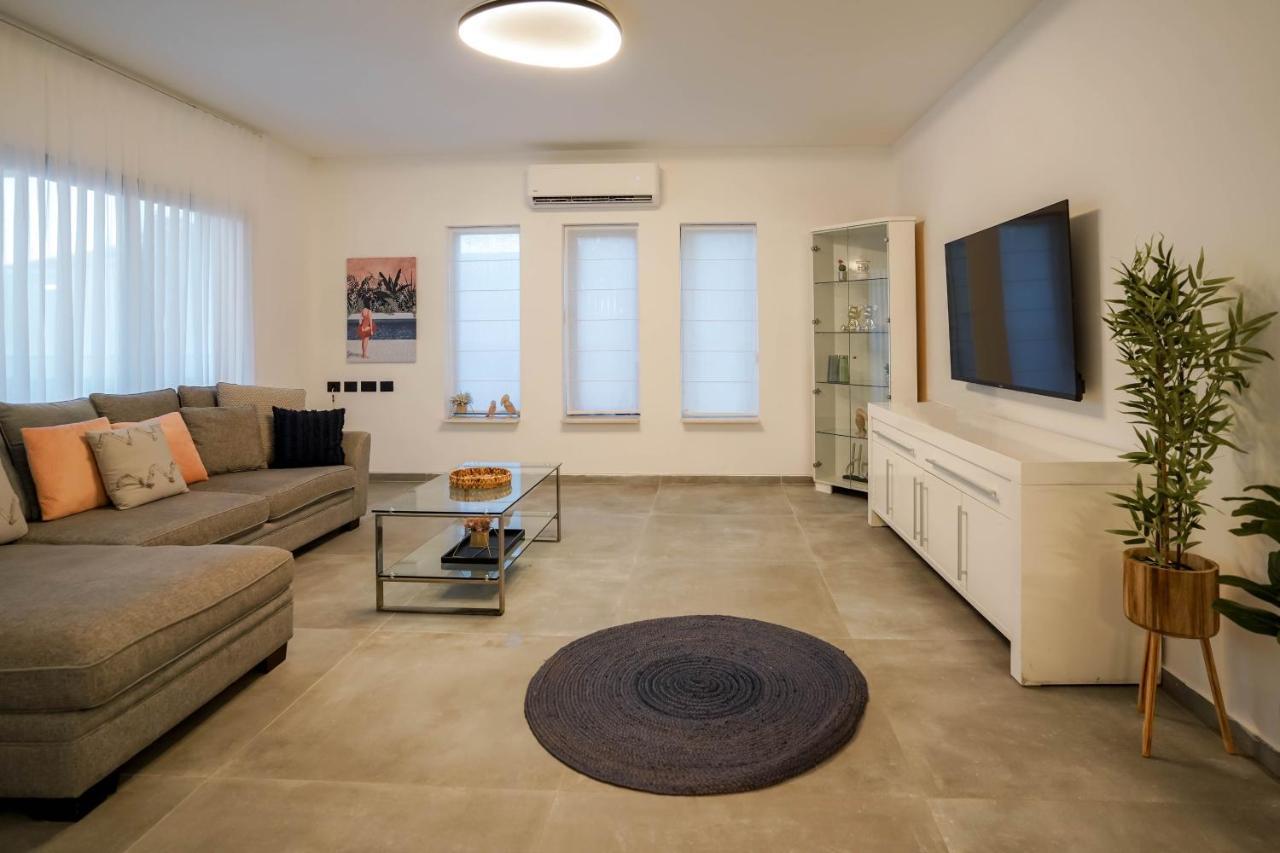 וילה רוני בריכה מחוממת Villa Roni Heated Pool エイラート エクステリア 写真