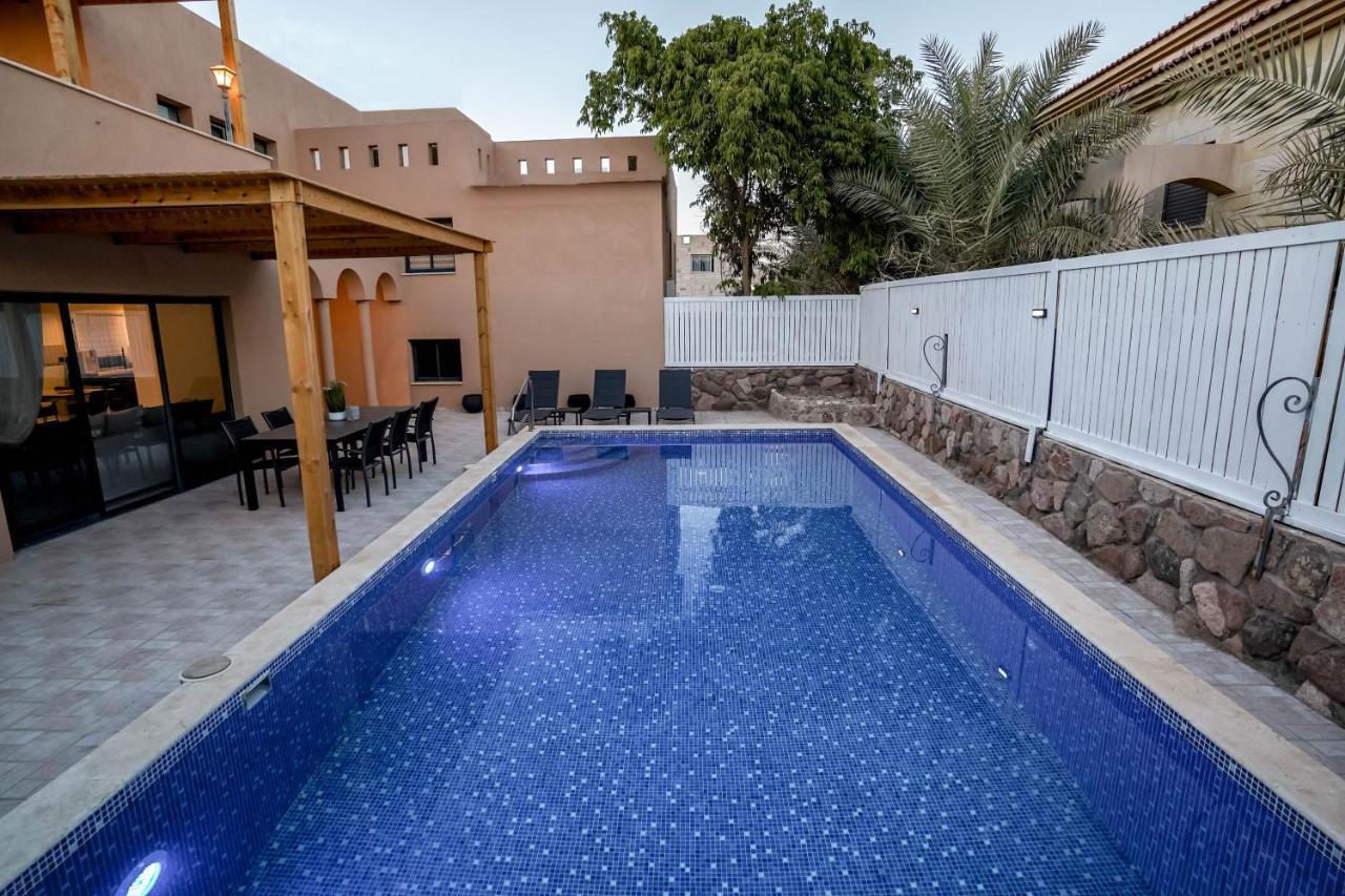 וילה רוני בריכה מחוממת Villa Roni Heated Pool エイラート エクステリア 写真
