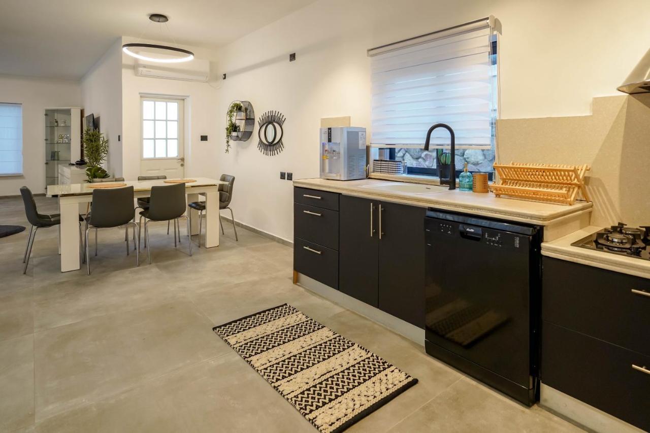 וילה רוני בריכה מחוממת Villa Roni Heated Pool エイラート エクステリア 写真